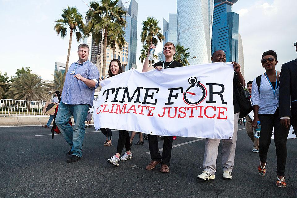 Junge LutheranerInnen nehmen am 1. Dezember mit hunderten weiteren DemonstrantInnen an einem Klima-Marsch in Katar teil, um umfassendere Massnahmen auf dem COP 18-Gipfel zu fordern. © LWB/Sidney Traynham