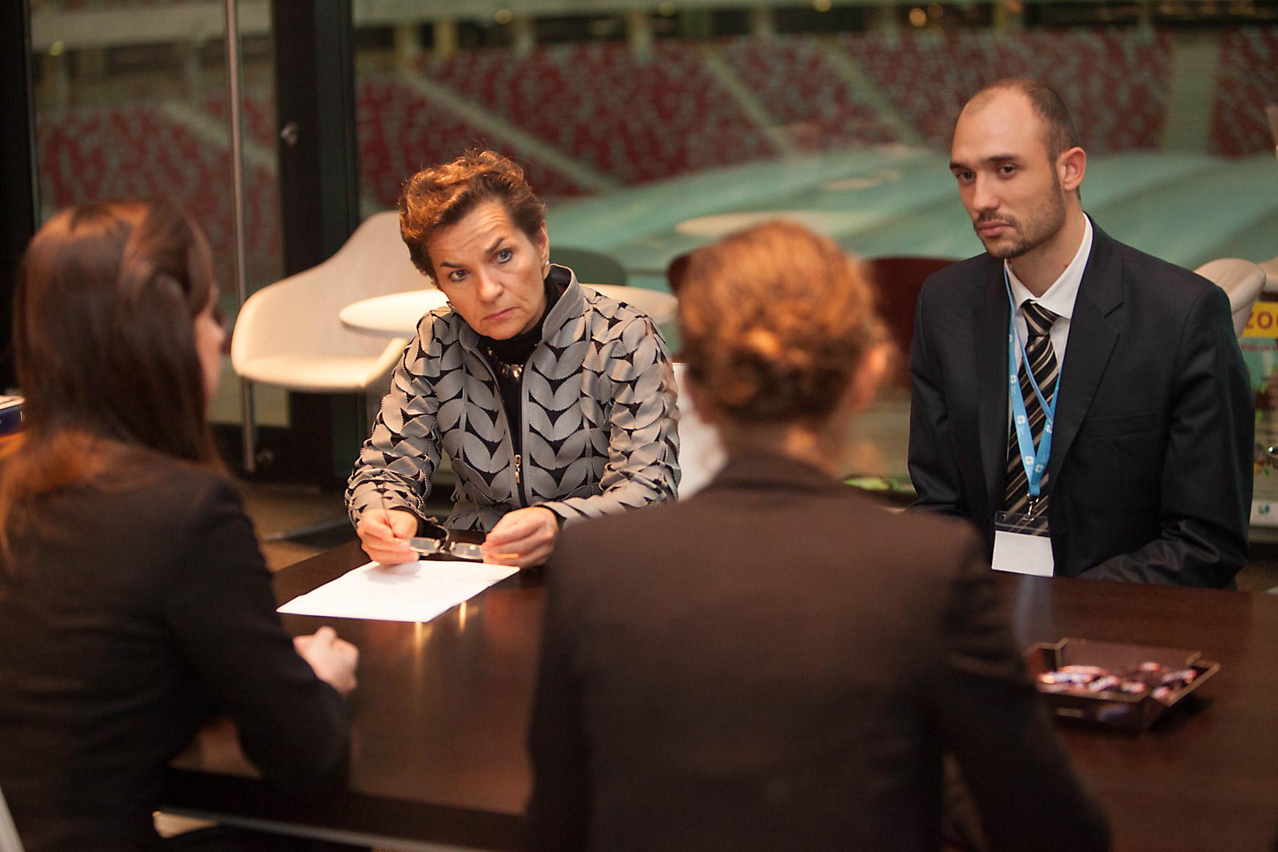 Cristiana Figueres im Gespräch mit der LWB-Delegation bei der COP-19. Foto: LWB/Sean Hawkey