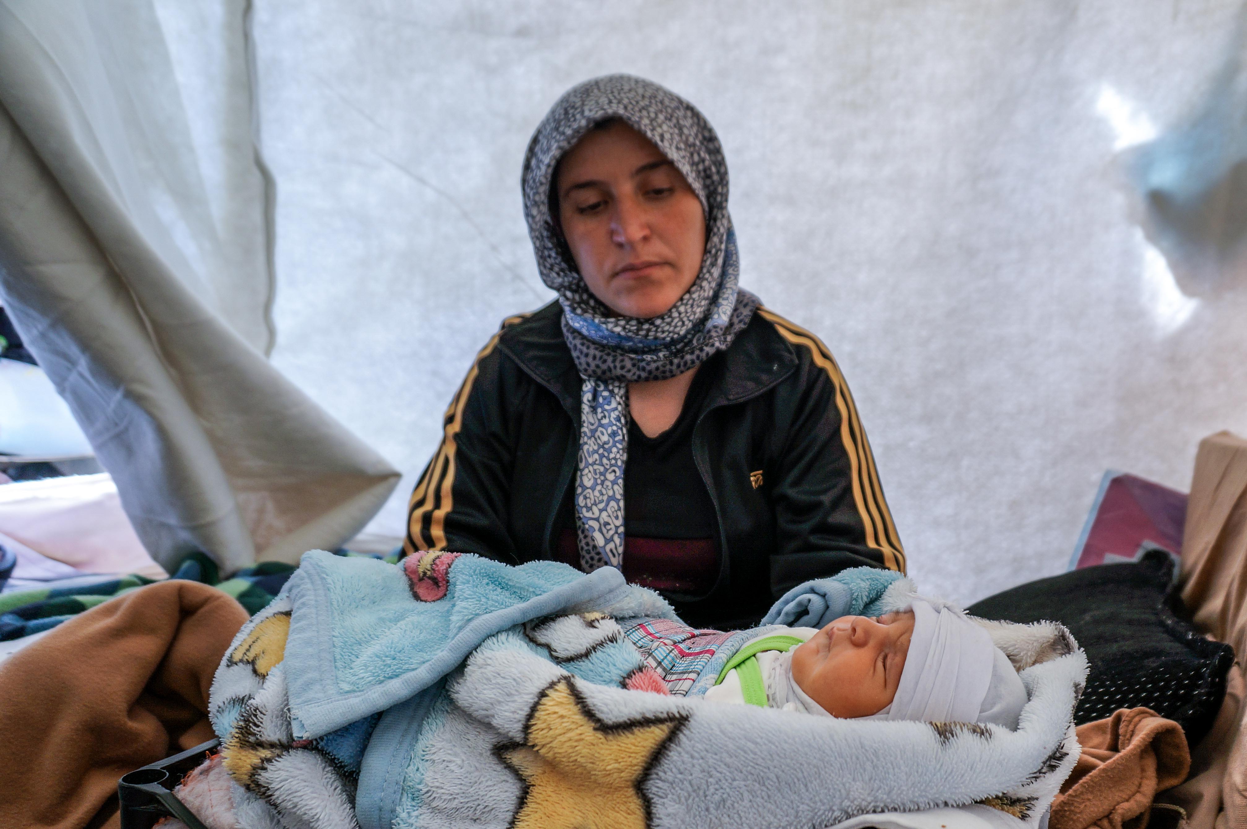 Kamla Edno und ihr fünf Tage altes Baby, Shahla Edno, im Flüchtlingscamp Berseve 1 in der Nähe der nordirakischen Stadt Zakho im Dezember 2014. Das Baby liegt in einer Kunststoffkiste für Gemüse. Foto: LWB/S. Cox