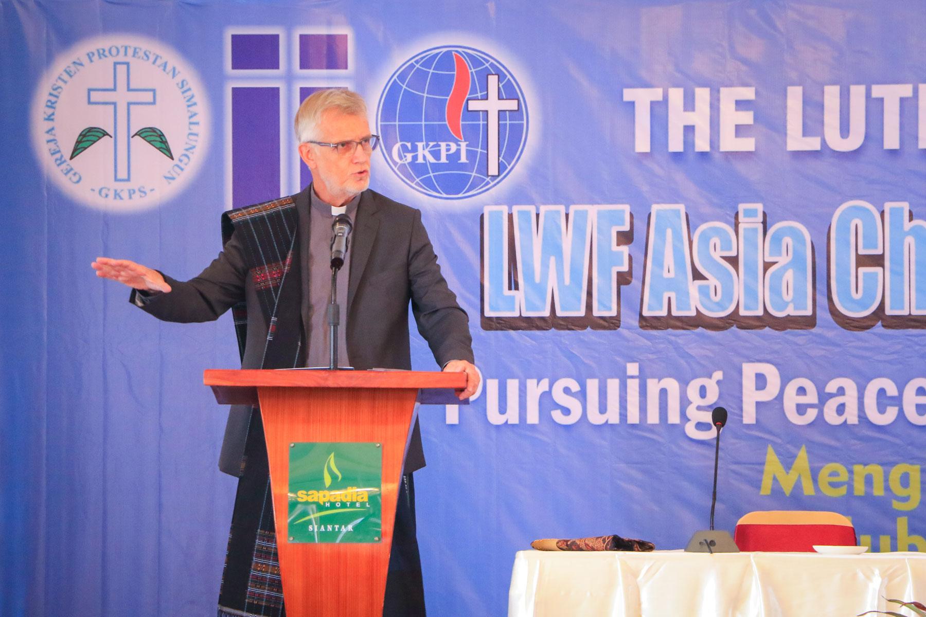 LWB-Generalsekretär Pfarrer Dr. h.c. Dr. h.c. Martin Junge hält während der Eröffnungssitzung der Kirchenleitungskonferenz für die Region Asien in Pematang Siantar eine Rede. Foto: LWB/Isaac Henry