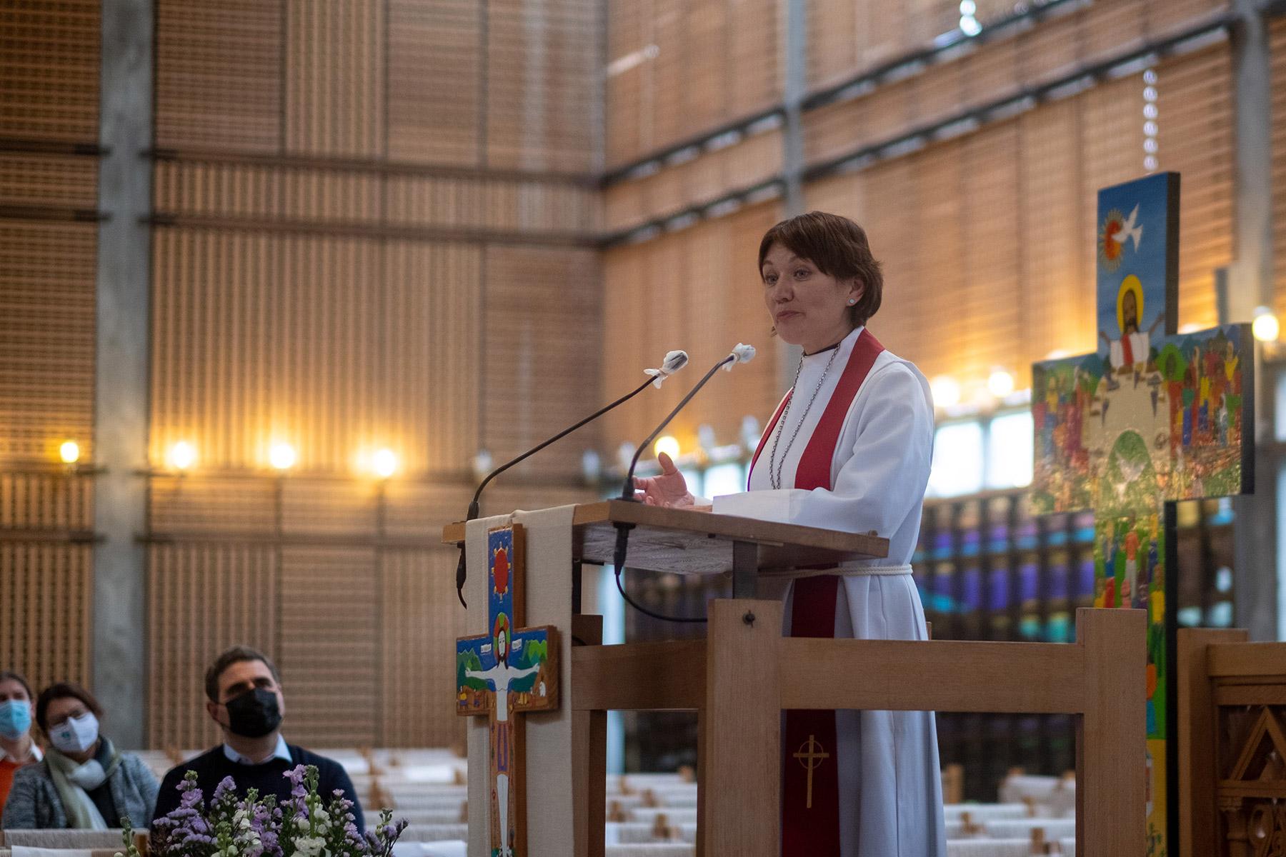LWB-Generalsekretärin Burghardt während ihrer Einführungspredigt im Ökumenischen Zentrum in Genf. Foto: LWB/M. Renaux