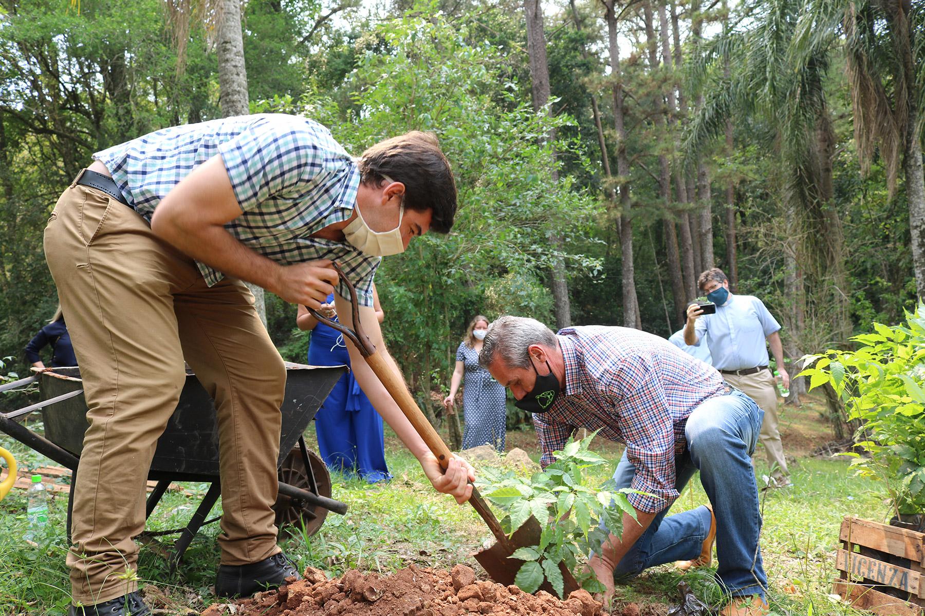 Romario Dohmann (l.) bei einer Baumpflanzung zum Auftakt des Projektes Crece Selva Misionerar. Foto: Prensa Barreto/IERP