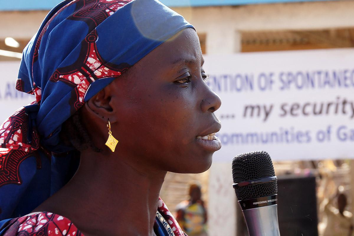 Aminatou Abubakar, Präsidentin des Frauenverbandes im Flüchtlingslager Minawao, spricht auf einer öffentlichen Veranstaltung über die Gefahren einer spontanen und unbegleiteten Rückkehr nach Nigeria. Fotos: LWB/C. Kästner