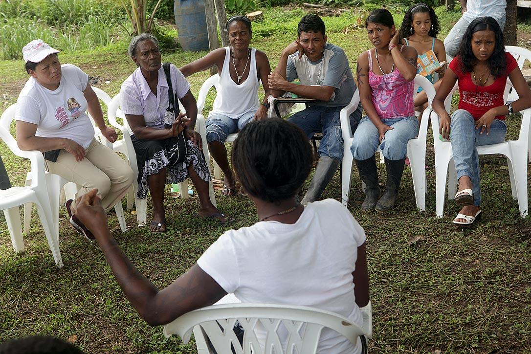 Gespräche über ein Bauprojekt in Cacarica (Departamento Chocó), einem Dorf, dessen vertriebene Bevölkerung mittlerweile zurückgekehrt ist. Foto: ACT/Sean Hawkey