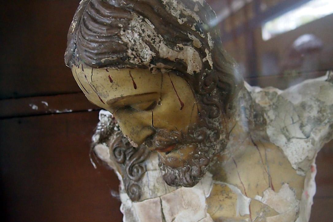 Das Kruzifix in der Kirche von Bojayá (Kolumbien), das bei der Bombenexplosion, die 119 Menschenleben forderte, schwer beschädigt wurde, ist zum Symbol für die Gewalt geworden. Foto: LWF/Kaisamari Hintikka