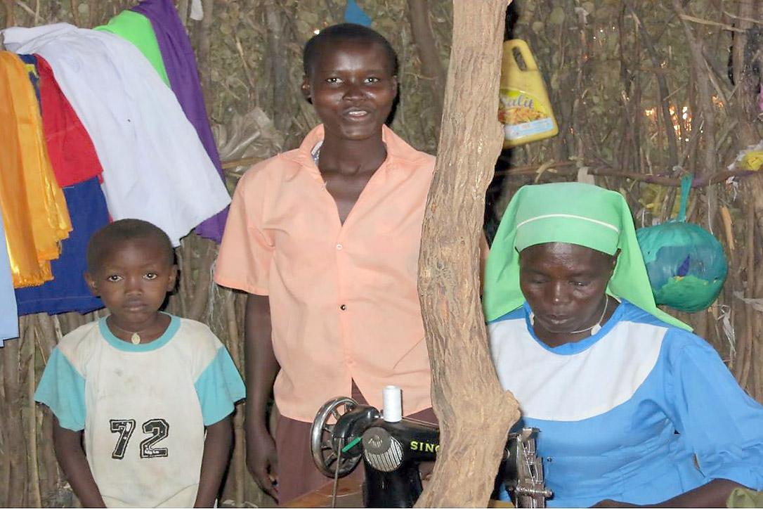 Beatrice (Mitte) mit ihrer Adoptivmutter und einem ihrer Brüder in der Schneiderei, die den Lebensunterhalt für die Familie sichert. Foto: LWB-Kenia/Dschibuti (Büro Kakuma)
