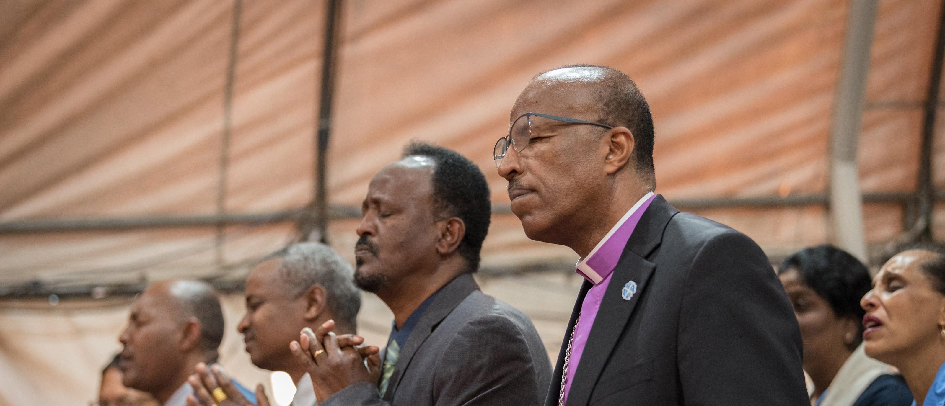 ÄEKMY-Präsident Pfr. Yonas Yigezu Dibisa und weitere Gläubige während des Sonntagsgottesdienstes in einer der Kirchengemeinden in der Hauptstadt Addis Abeba. Foto: LWB/Albin Hillert
