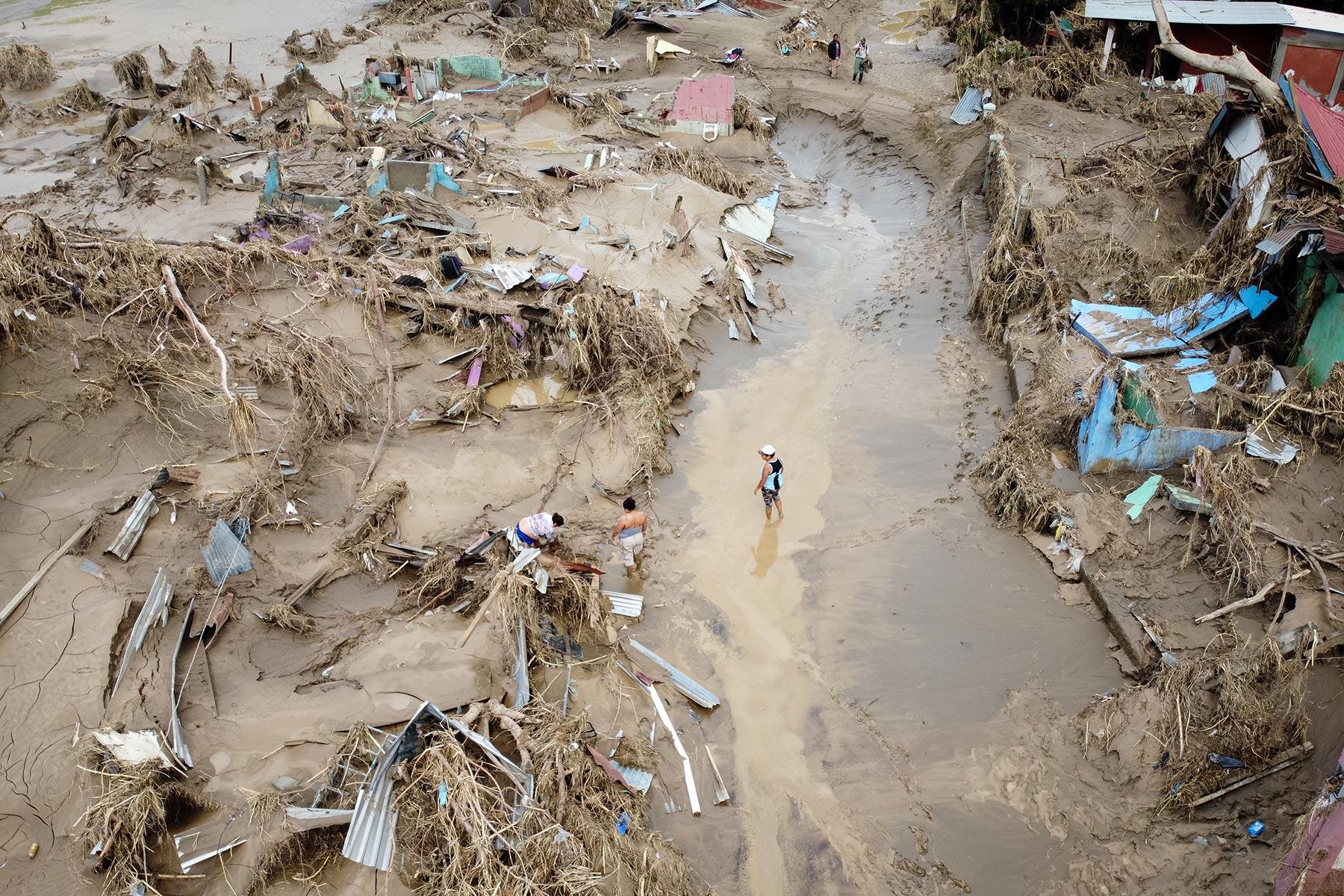 In Honduras, Chamelecón, San Pedro Sula, verursachten die Hurrikane Eta und Iota kürzlich Zerstörungen an Häusern und Infrastruktur, deren Wiederherstellung Jahre dauern wird - ein Beispiel für die katastrophalen Auswirkungen des Klimawandels auf gefährdete Gemeinden. Foto: Sean Hawkey / Life on Earth
