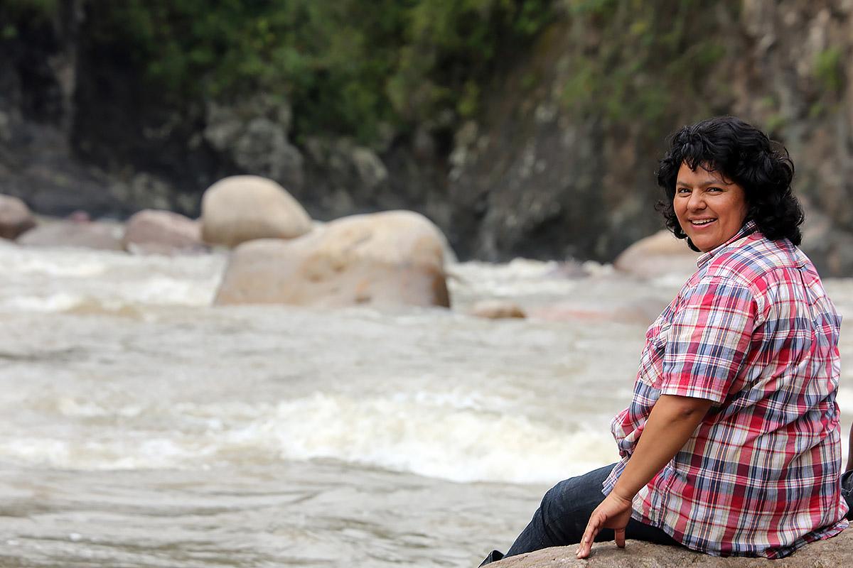 Berta Caceres sitzt am Fluss Gualcarque in der Region Rio Blanco, Westhonduras. Sie, der Rat indigener Organisationen (COPINH) und die Bevölkerung von Rio Blanco kämpften zwei Jahre gegen das Agua-Zarca- Hydroelektrizätsprojekt, das die Umwelt, den Fluss und die indigenen Lenca bedrohte. Foto: Tim Russo/Goldman Environmental Prize