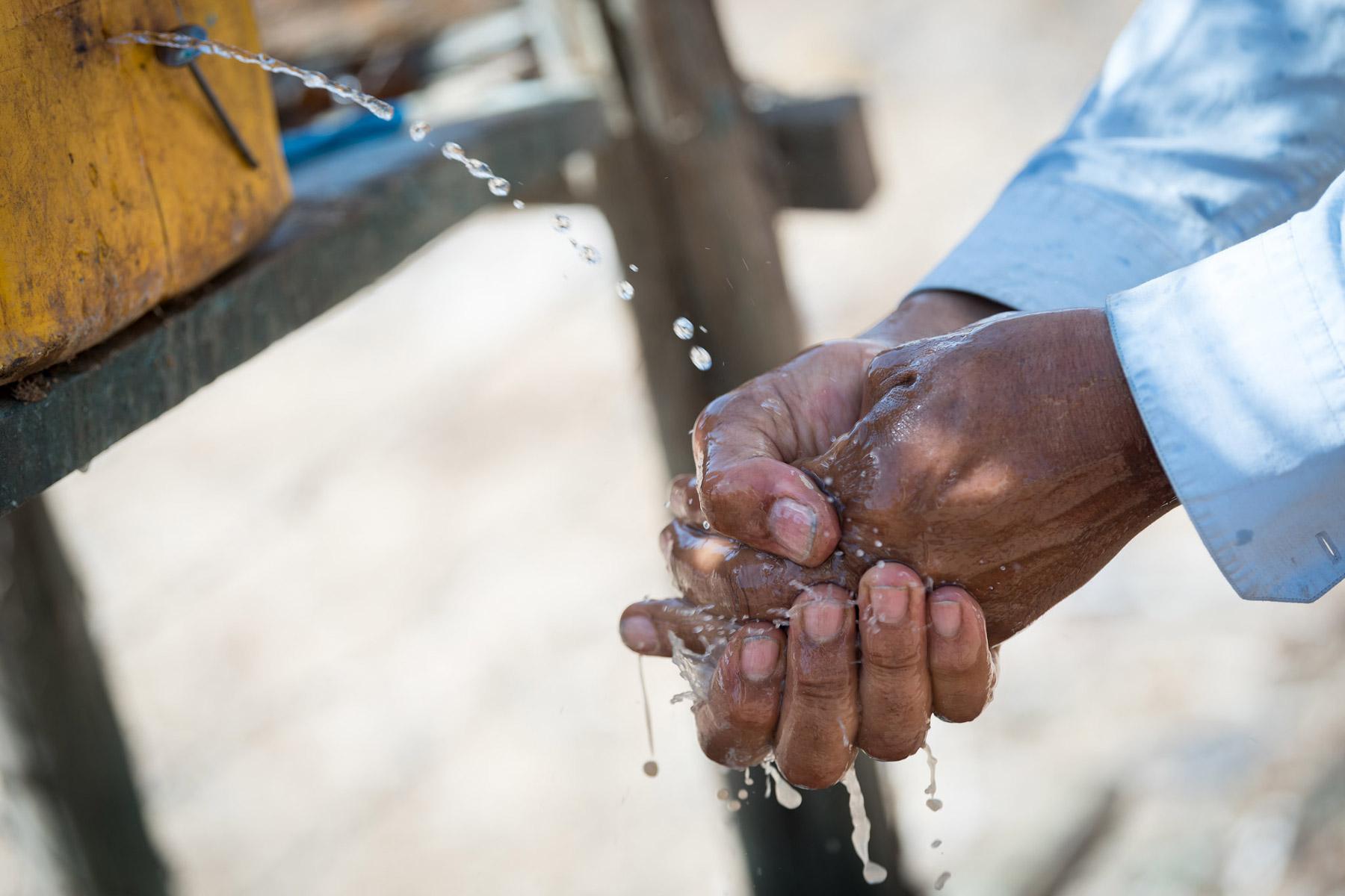 Die humanitäre und entwicklungspolitische Arbeit des LWB in Äthiopien umfasst die Bereitstellung von Trinkwasser für Gemeinschaften, die durch Dürre oder Konflikte vertrieben wurden. Foto: LWB/Albin Hillert