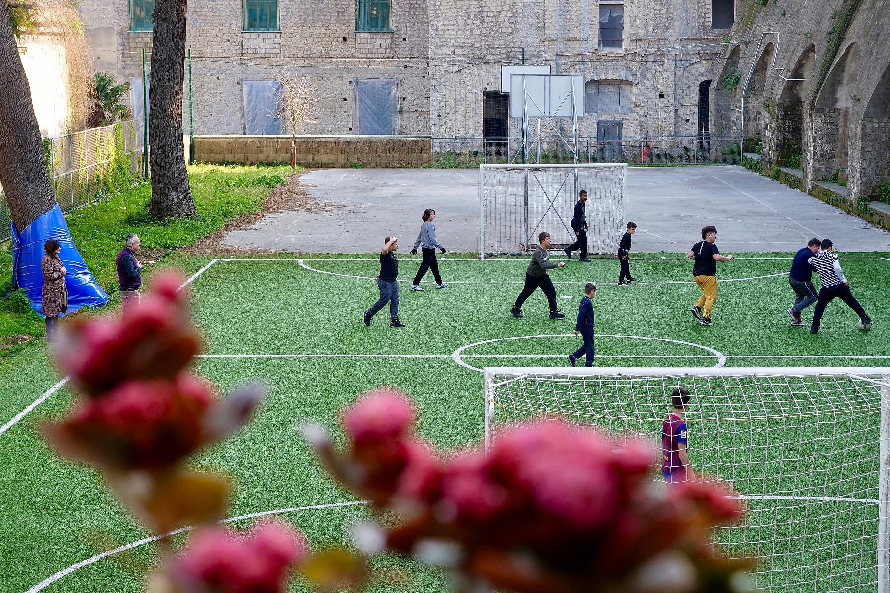Kinder aus dem Spanischen Viertel in Neapel freuen sich über das Fußballtraining im Rahmen eines Bildungsprojektes, durch das sie wichtige Alltagskompetenzen lernen sollen. Foto: Caroline von der Tann/ELKI