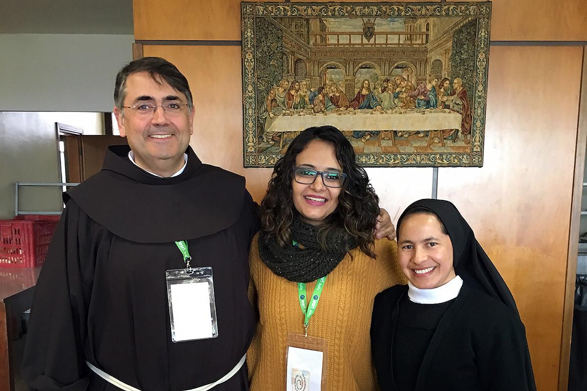 Pfarrerin Karla Steilmann (Mi.) zusammen mit Dr. Vidal Rodriguez (Spanien) und Nun Aura Guadalupe Ortega (Guatemala), die beide für theologische Ausbildungsstätten in Rom waren. Foto: LWB