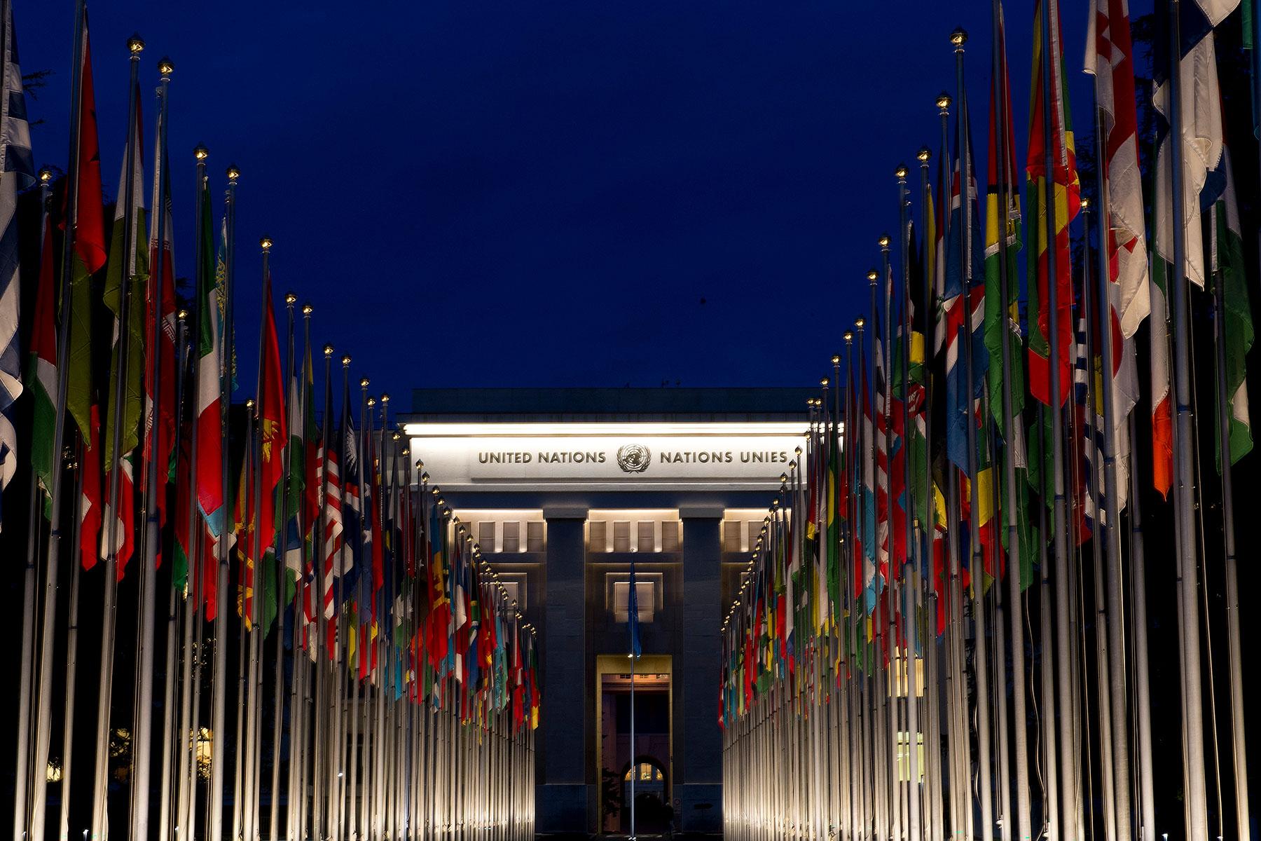 Eine Nachtansicht der "allée des drapeaux" der Vereinten Nationen in Genf. Foto: Jean-Marc Ferré/UN Photo (CC-BY-NC-ND)