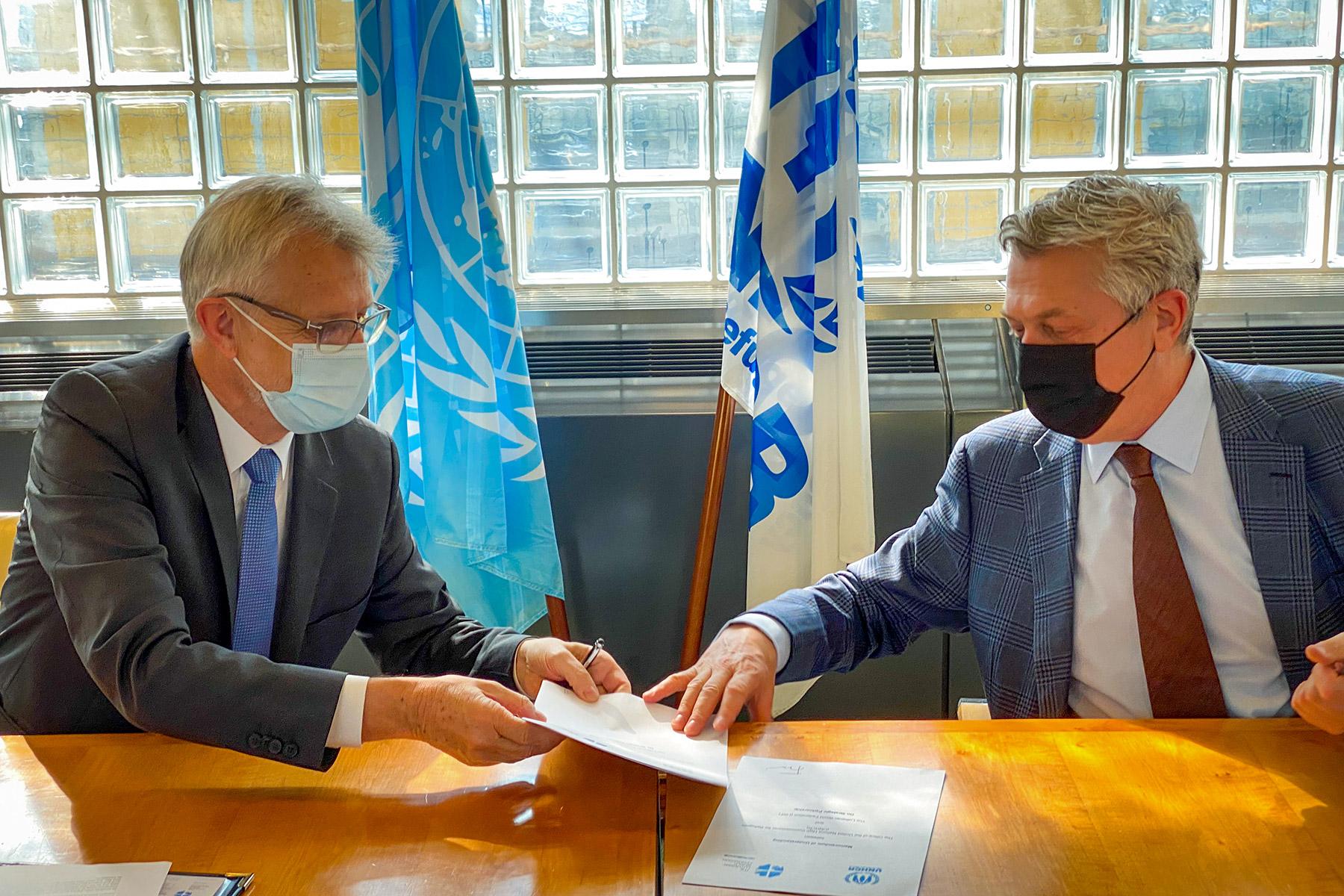 LWB-Generalsekretär Pfarrer Dr. h.c. Dr. h.c. Martin Junge und Filippo Grandi, der Hohe Flüchtlingskommissar der Vereinten Nationen, haben erneut eine Vereinbarung unterzeichnet. Foto: LWB/A. Danielsson
