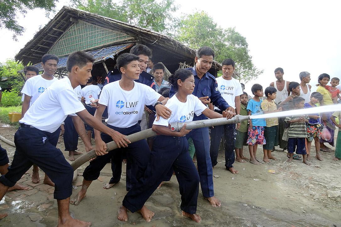 Workshop zur Katastrophenhilfe in einer Gemeinschaft in Myanmar. In der Erklärung werden die humanitären Grundsätze Neutralität, Menschlichkeit, Unparteilichkeit und Unabhängigkeit in besonders unbeständigen und unsicheren Kontexten bekräftigt. Foto: LWB Myanmar