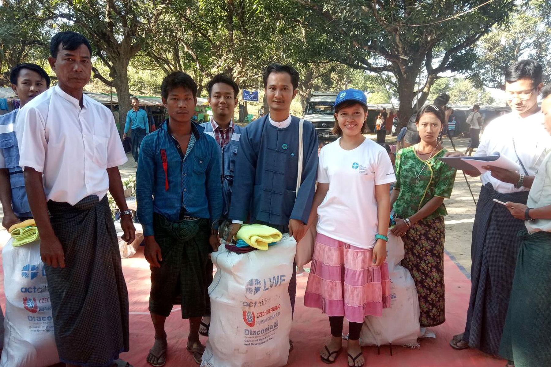 In der Provinz Rakhine, Myanmar hat die Bevölkerung aufgrund der anhaltenden Kämpfe in Kyauktaw Zuflucht in der Township Ponnagyun gesucht. Der LWB und das Ministerium für Katastrophenschutz haben vor kurzem Bedarfsgüter wie Küchengerät, Kleidung, Matten, Wasserfilter und Moskitonetze an vertriebene Familien verteilt. Foto: LWB Myanmar