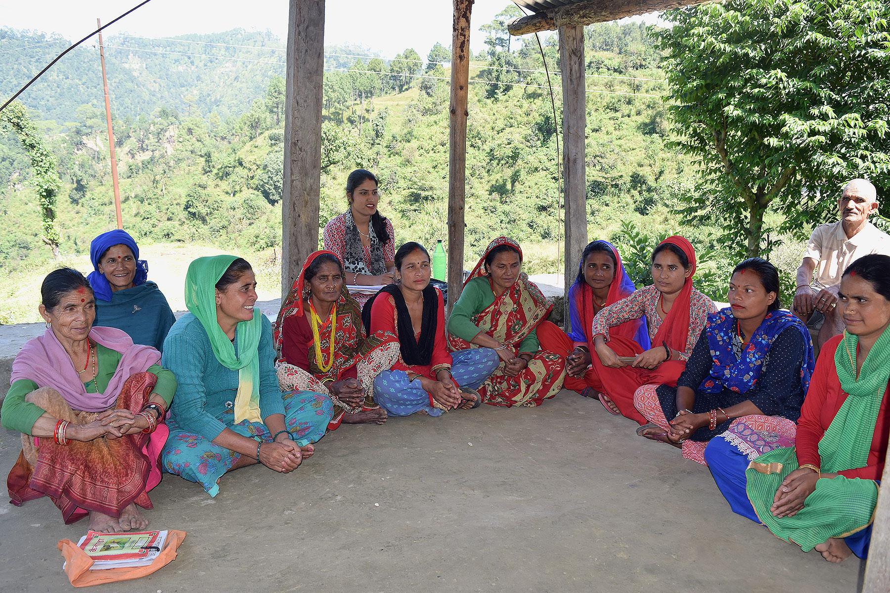 Eine Gruppe von Teilnehmenden am LWB-Programm für transformative Bildung für befreite Haliyas in Baitadi, Nepal. Fotos: LWB Nepal
