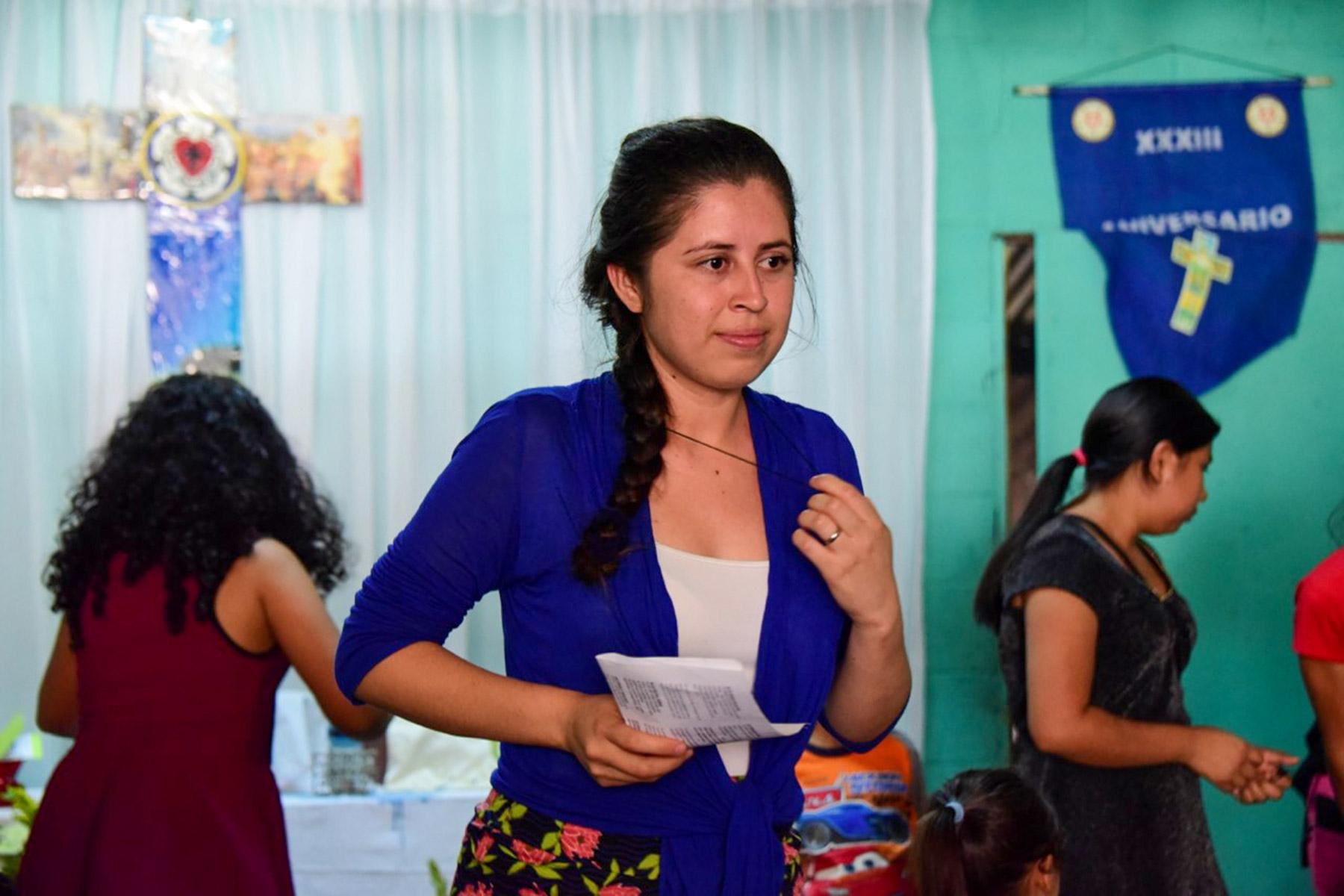 Nach ihrer Ausbildung zur Friedensbotschafterin im Jahr 2019 haben Oneyda Fuentes und andere Jugendliche in El Salvador Einkehrtage zum Thema Friedensarbeit in ihrem Umfeld organisiert. Foto: Chris Manke