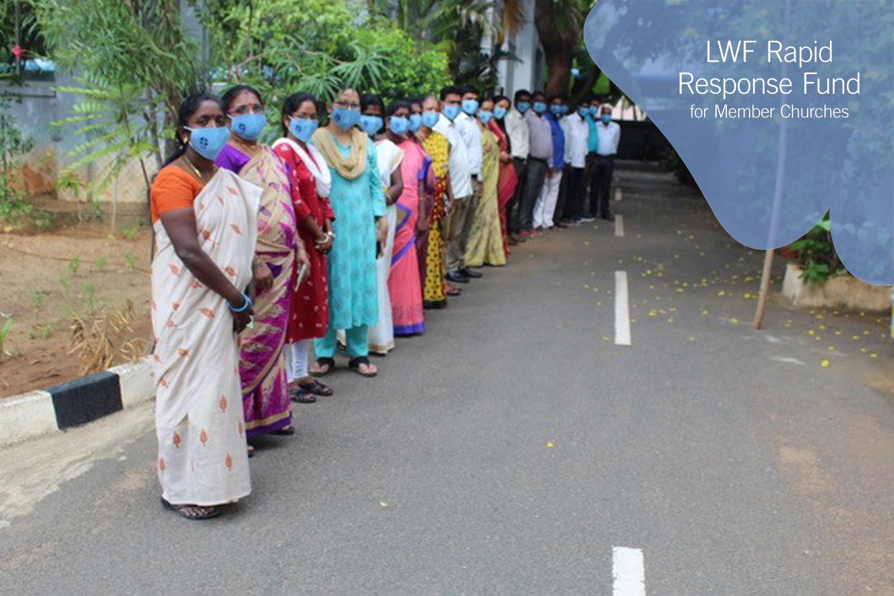 Mitarbeitende der Vereinigten Evangelisch-Lutherischen Kirche in Indien (VELKI) tragen Mund-Nasenschutz mit LWB-Logo. Foto: Joshuva Peter, VELKI