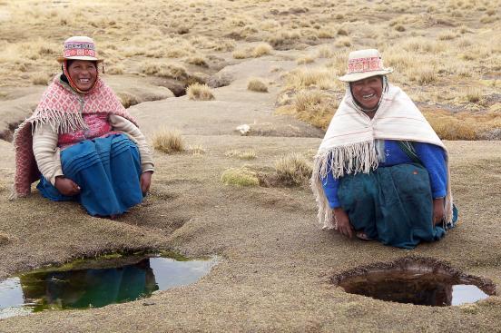 Mit Unterstützung des LWB werden im Andenhochland Wasserleitungen gebaut, so dass Filomena Huanaco Casilla (li.) und Rosenda Challco Barrera in ihrem entlegenen Dorf zukünftig zuverlässig sauberes Trinkwasser erhalten und nicht mehr auf die Wasserstellen in der Natur angewiesen sind, die Gesundheitsrisiken bergen. Foto: LWB/I. Dorji