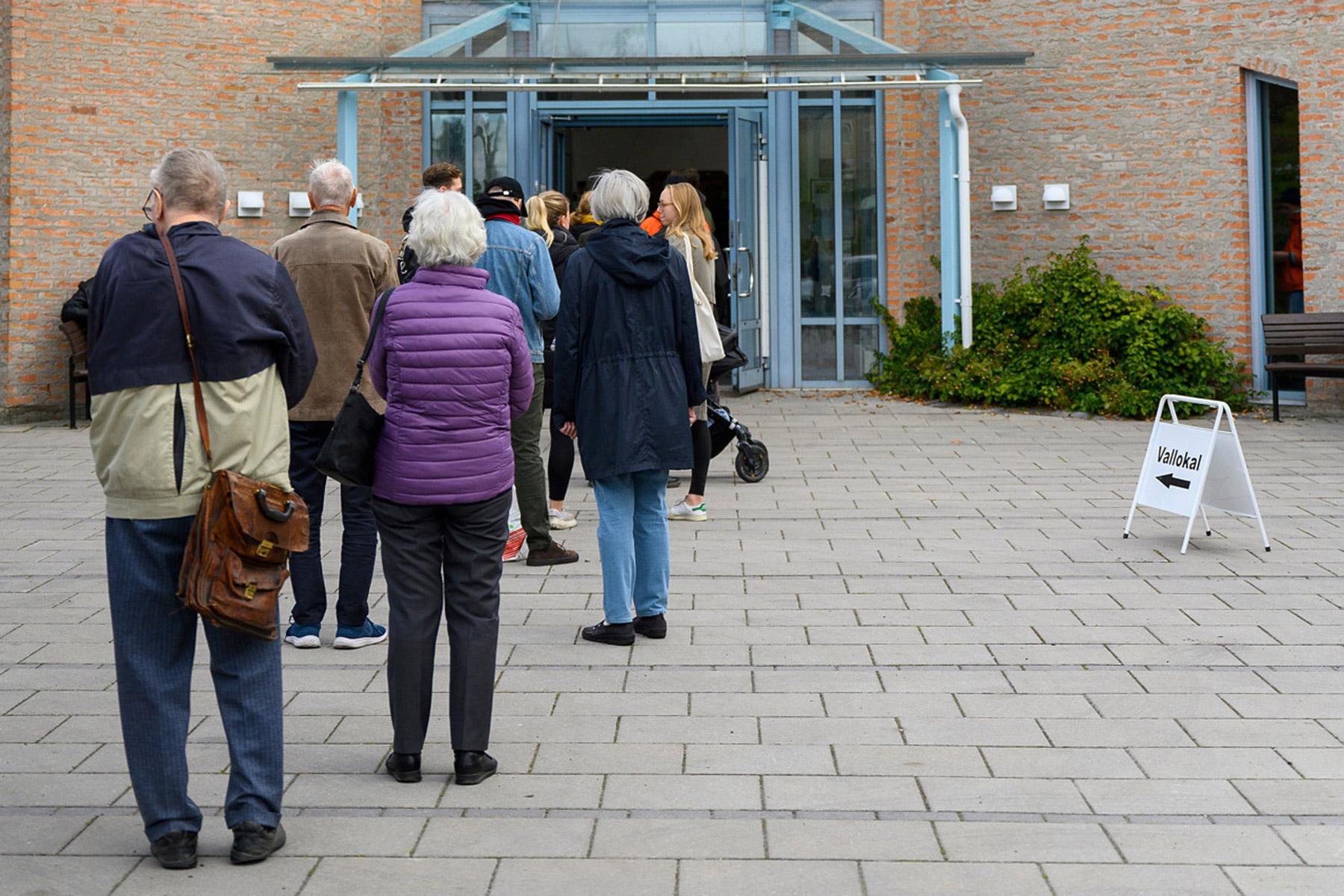Eine Warteschlange während der Kirchenwahlen vor der St. Pers Kirche in Uppsala, Schweden. Foto: Magnus Aronson/Ikon