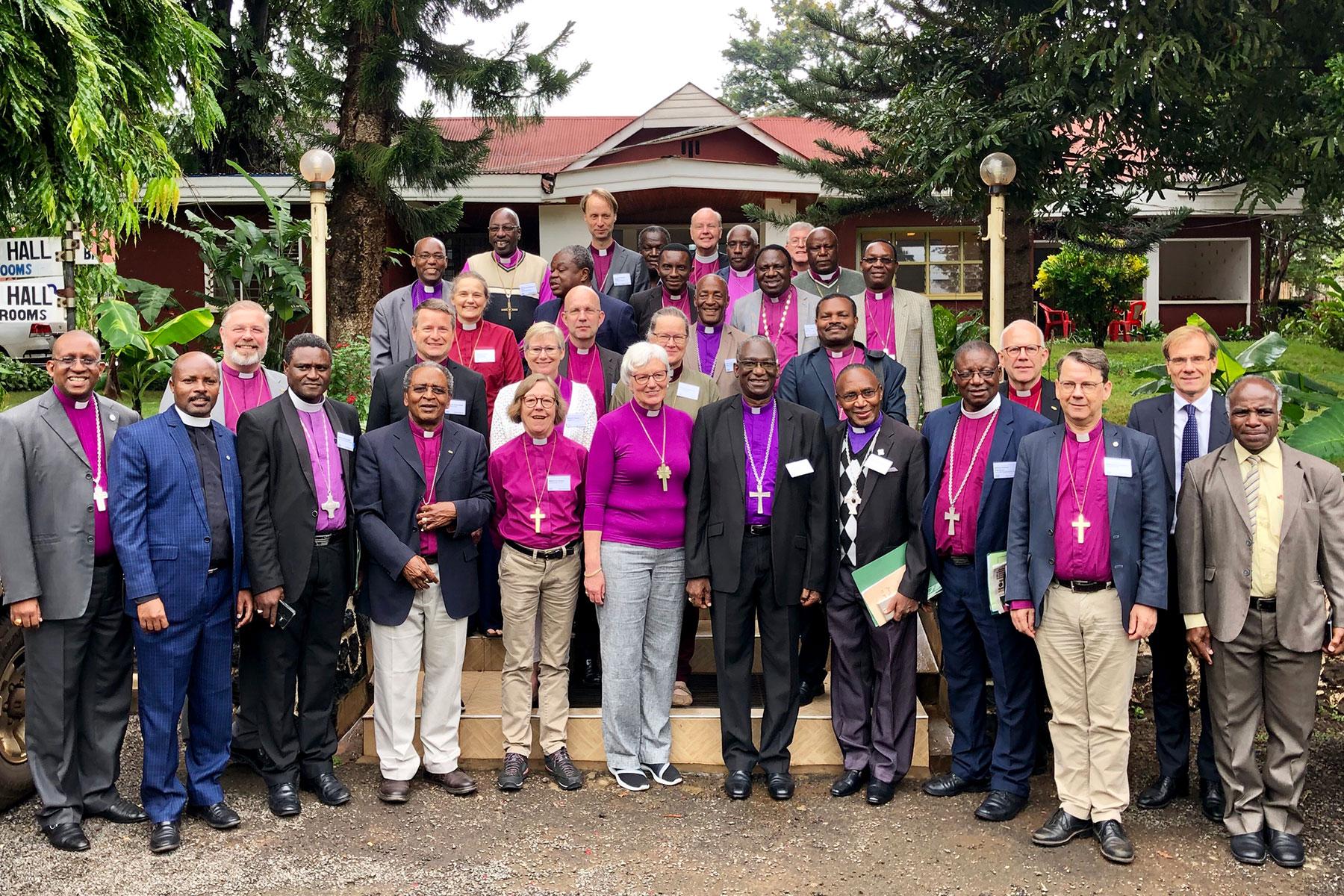 Bischöfinnen und Bischöfe der Evangelisch-Lutherischen Kirche von Tansania und der Kirche von Schweden während ihrer gemeinsamen Einkehrtagung in Moshi, Tansania. Foto: LWB