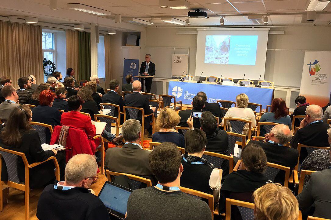 LWB-Generalsekretär Martin Junge spricht auf der Vorbereitenden Konsultation der drei europäischen Regionen in Höör, Schweden. Foto: LWB/A. Daníelsson