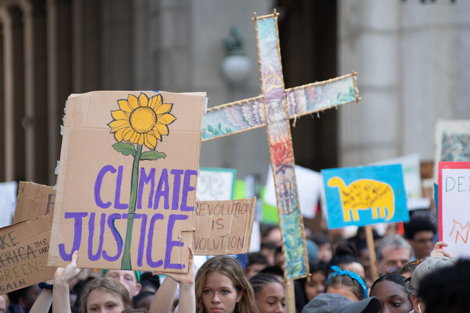 LWB, ACT, ÖRK und andere ökumenische Organisationen nahmen 2019 mit Zehntausenden am Klimastreik in den Straßen von New York teil. „Klimagerechtigkeit jetzt“ war ihre zentrale Forderung. Foto: Simon Chambers/ACT