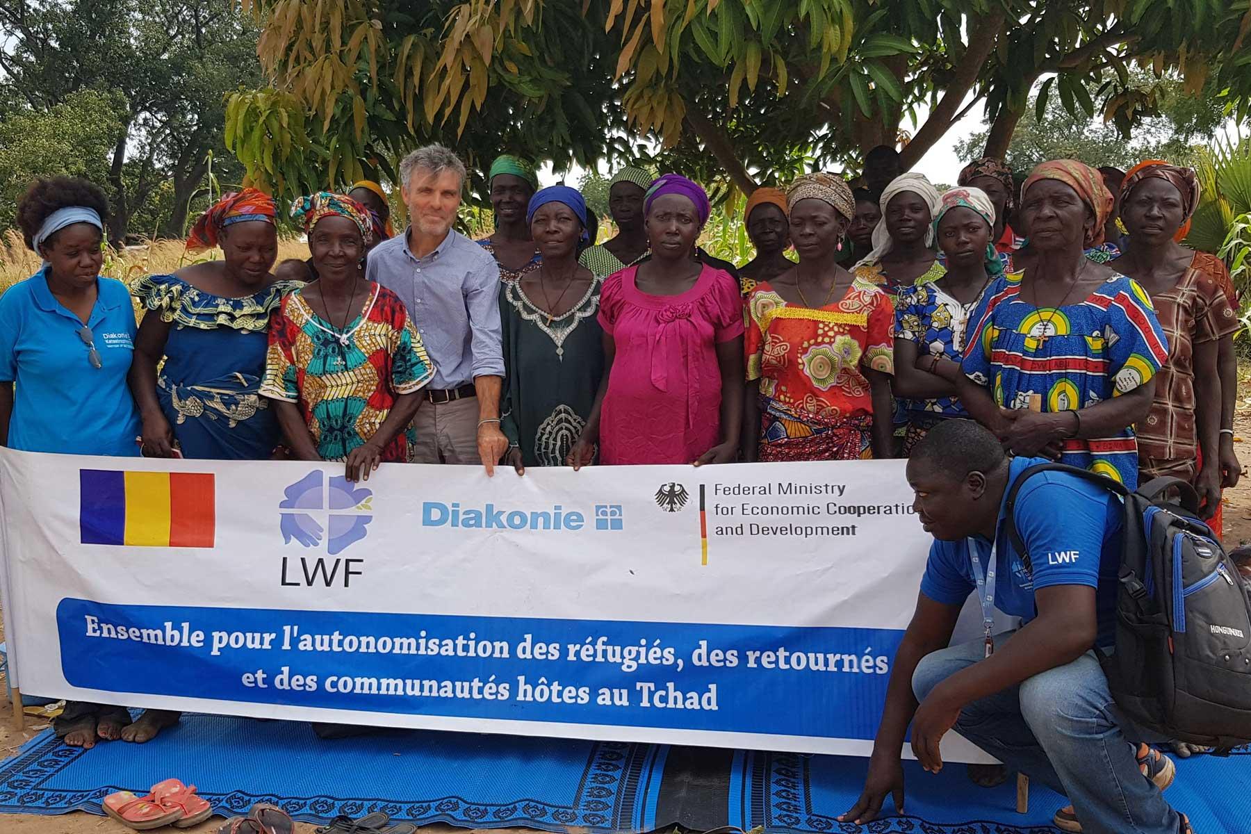 Josef Pfattner vom LWB inmitten einer Gruppe, die an der Stärkung der Resilienz und Selbstversorgung von Frauen im Tschad arbeitet. Foto: LWB/Tschad