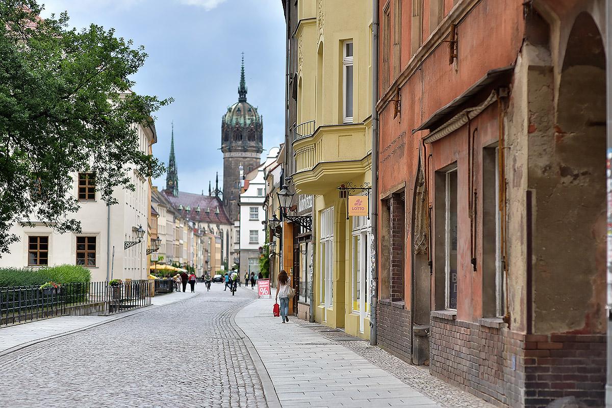 Straße in Wittenberg mit der Schlosskirche im Hintergrund, an dessen Tür Luther seine 95 Thesen angeschlagen haben soll. Foto: LWB/M. Renaux