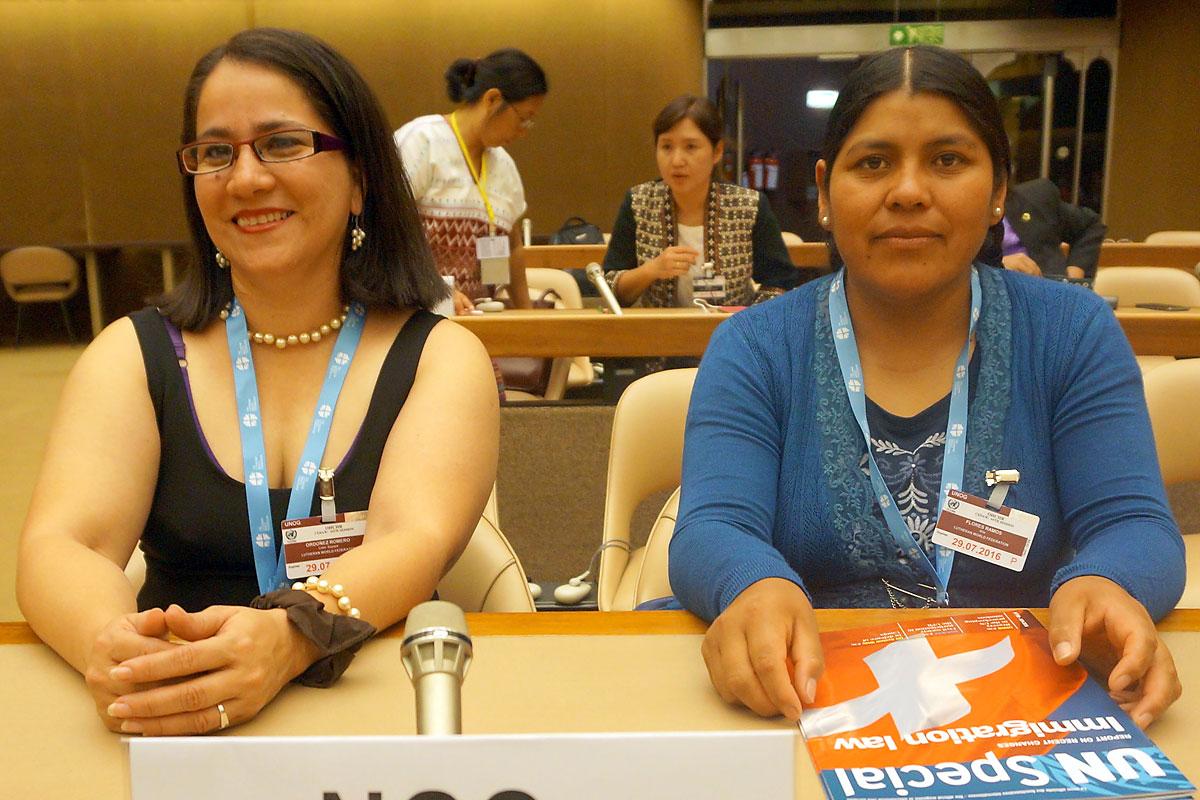 Pfarrerin Suyapa Ordoñez (l.), Christlich-Lutherische Kirche Honduras', und Rita Flores, Bolivianische Evangelisch-Lutherische Kirche, nahmen im Juli 2016 am Workshop „Advocacy für die Menschenrechte von Frauen“ teil und besuchten die 64. CEDAW-Tagung der Vereinten Nationen in Genf. Foto: LWB/C. Rendón