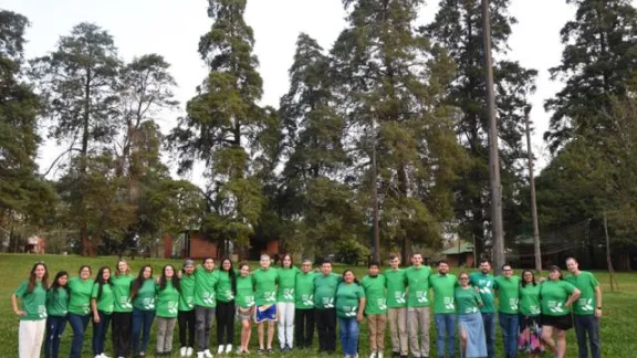 Participante del foro con sus camisetas que identifican la "Acción por la Justicia Climática". Foto: FLM/Eugenio Albrecht