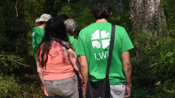 La última visita incluyó una caminata por un sendero de la comunidad, en la que pudieron escuchar sobre la importancia de la selva y el uso de las plantas medicinales, mostrando una profunda conexión de la comunidad con la creación. Foto: FLM/Eugenio Albrecht