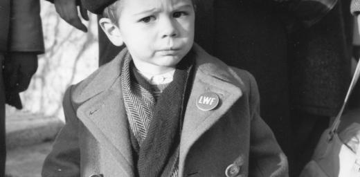 Nach dem Zweiten Weltkrieg unterstützte der LWB Tausende von vertriebenen Menschen in Europa. Der kleine Junge, der eine LWB-Anstecknadel am Revers trägt, steht für die Menschen, die gezwungen waren, ihre Heimat zu verlassen und anderswo Zuflucht zu suchen. Foto: LWB-Archiv