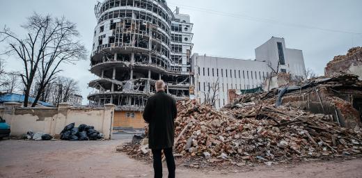 LWF team leader Mark Mullan visits a residental area which has largely been destroyed by missile strikes in Kharkiv. Photo: LWF/ Anatolyi Nazarenko