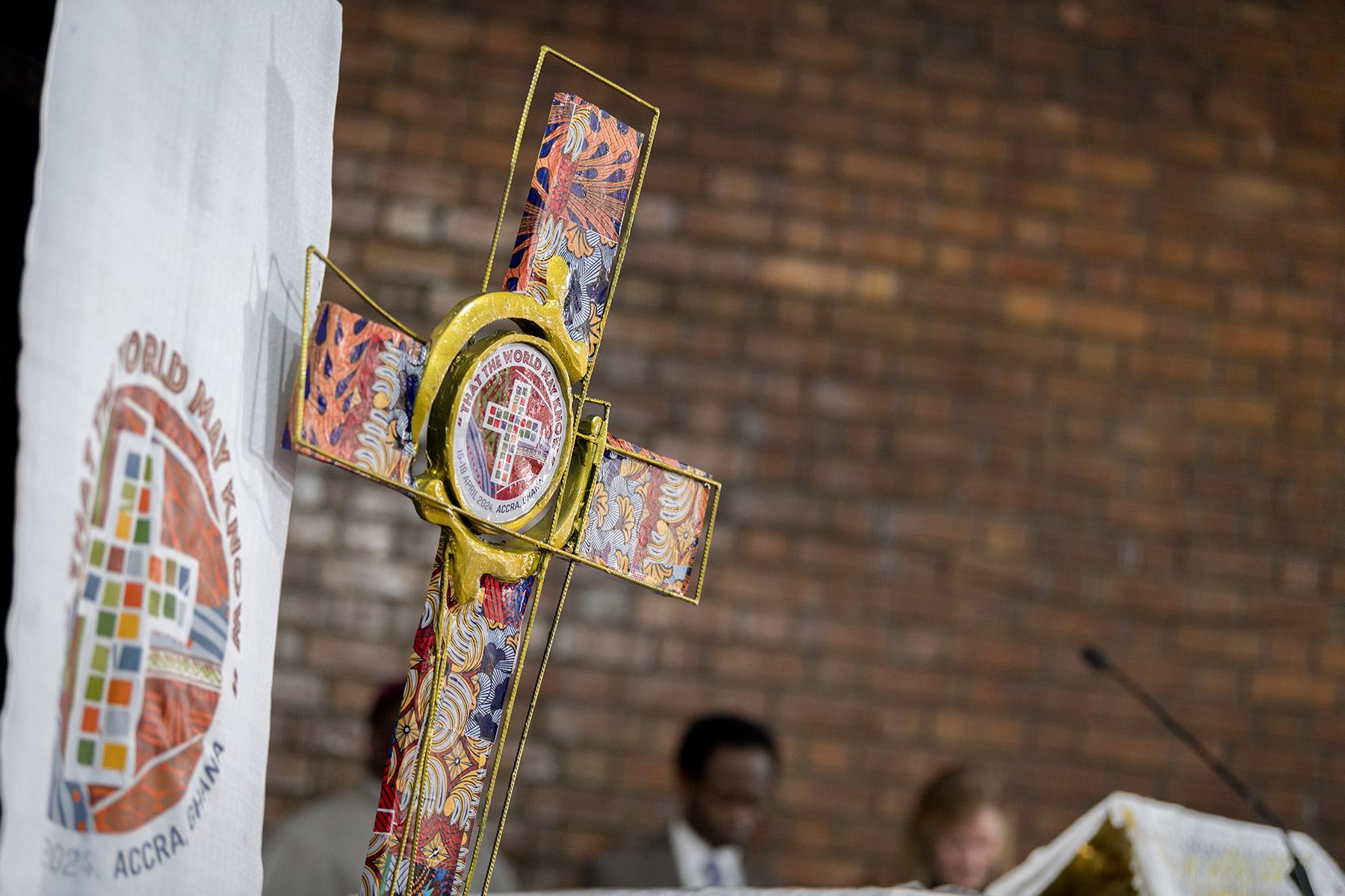 Das ghanaische Kreuz ist speziell für die Veranstaltung in Accra geschaffen und mit den Farben und dem Motto der Tagung des Globalen Christlichen Forums verziert worden. Foto: A. Hillert 