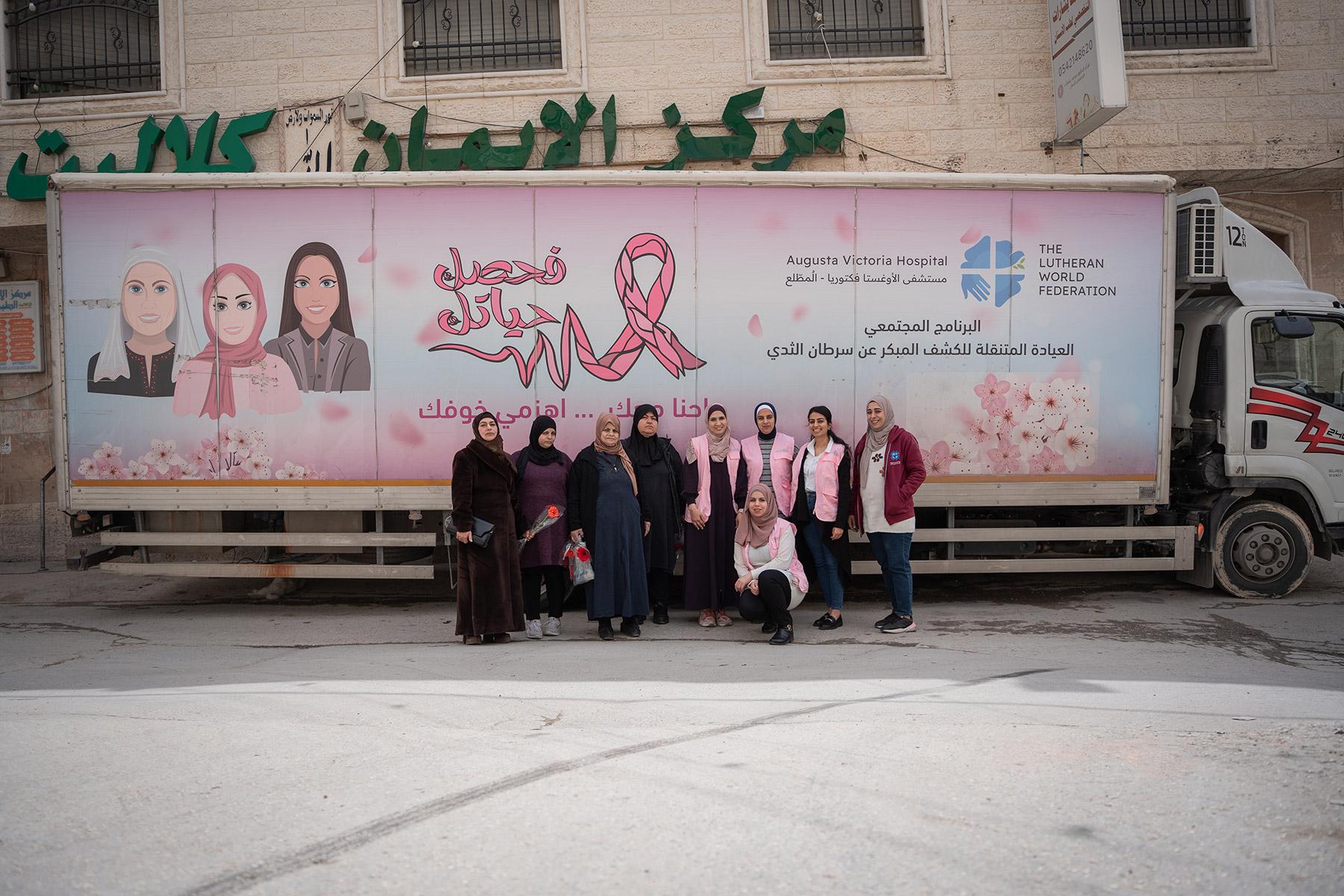 Team und Patientinnen vor dem „Pink Bus” in Ostjerusalem