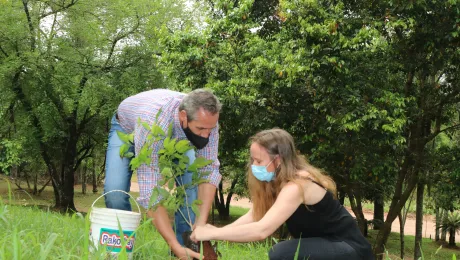 Planting a tree at the IERP (Argentina) Congregation San Juan Eldorado during the launch of a diaconal mission to reforest the region with 180 thousand trees. Photo: Prensa Barreto/IERP