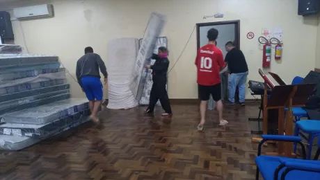 Voluntarios trabajan en la Escola Superior de Teología (EST) en Sao Leopoldo, para ayudar a las personas que fueron afectadas por las inundaciones. Foto: Valerio Guilherme Schaper