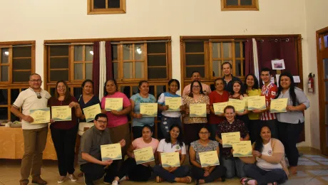 Los y las participantes del taller sostienen sus certificados. Foto: FLM/Eugenio Albrecht