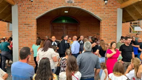 En el momento en que la comunidad está por ingresar por primera vez al templo. Foto: Portal Luteranos