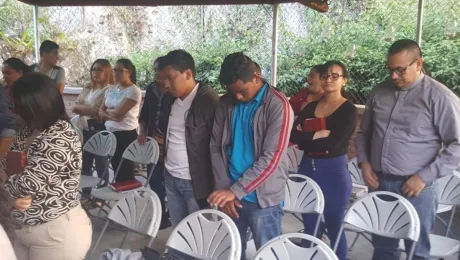 Durante el devocional de apertura del segundo taller sobre "hermenéutica y homilética". Foto: Angela Trejo Haager.