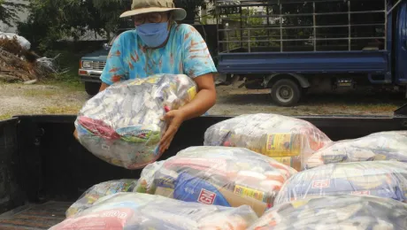 Desde el centro de acopio de la Iglesia Luterana Salvadoreña, realizaron las programaciones de los repartos de alimentos y elementos de limpieza según el cronograma de necesidades que arrojó la evaluación previa. Foto: Rafael Menjivar.