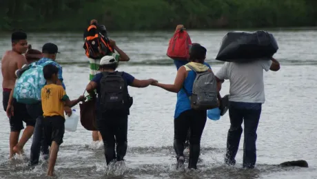 Migrantes cruzan el Río Suchiate, en la frontera entre Guatemala y México. Foto: Fernando Arucha.