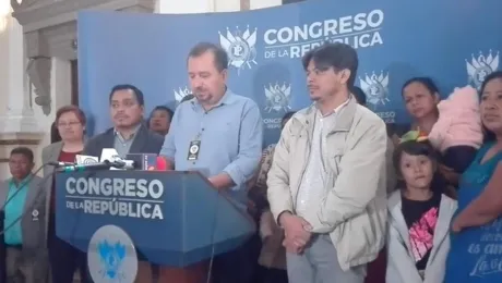 El Rev. José Pilar Alvarez Cabrera, Pastor Presidente de ILUGUA, lee el manifiesto de las organizaciones que acompañan la lucha de los campesinos y las campesinas en defensa del agua y la montaña.