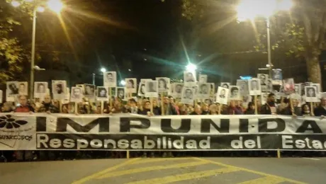 Miles de uruguayos y uruguayas se manifestaron en silencio, caminando por la Avenida 18 de Julio de Montevideo, pidiendo que el Estado asuma su rol en el cumplimiento de la justicia respecto de los crímenes de lesa humanidad. Foto: Jerónimo Granados.