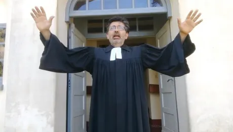 El pastor Distrital de Misiones (IERP) Rev. Carlos Kozel acompaña el momento de bendición durante la celebración por los "ríos libres".