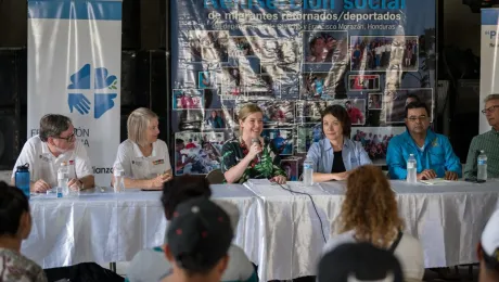 La secretaria regional de la Federación Luterana Mundial, Sonia Skpuch, habla con un grupo de migrantes retornados apoyados por la FLM, en un centro comunitario en El Guante, Cedros, durante una visita de la secretaria general de la FLM, Rev. Dra. Anne Burghardt. Foto: FLM/Albin Hillert