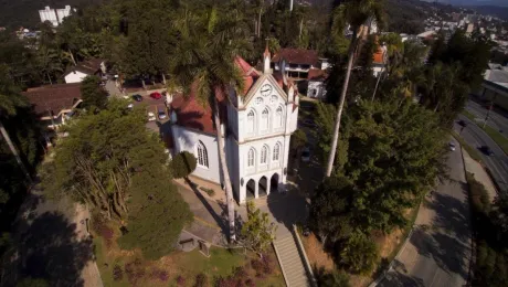 Fotografía aérea de la Iglesia del Espíritu Santo de la Comunidad Blumenau Centro. Esta Iglesia fue elegida como portada del disco con 14 himnos de Lutero. Foto: Deluca Junior