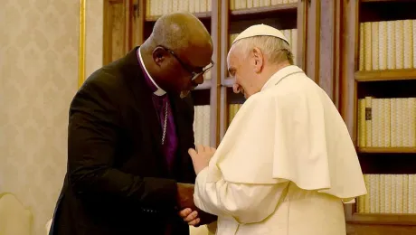 El Presidente de la FLM, el Arzobispo Dr. Panti Filibus Musa, saluda al Papa Francisco en la Ciudad del Vaticano. Foto: LWF / A. Danielsson